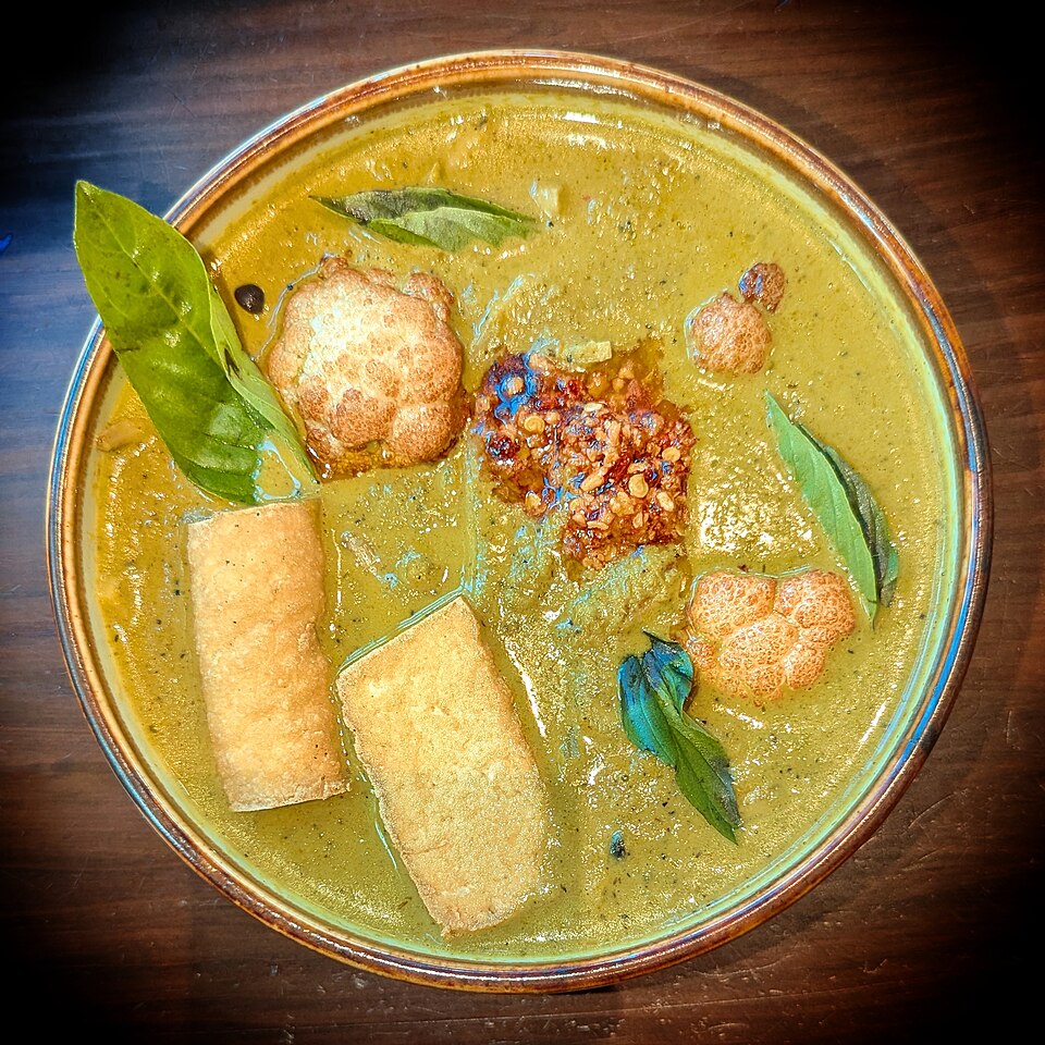 Green curry with cauliflower, vegetables, bamboo shoots and chili crisp